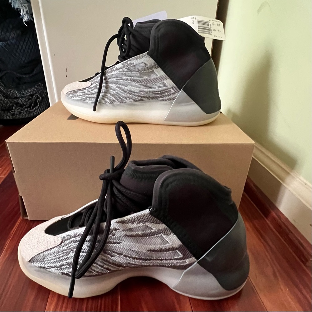 NEW NEVER WORN Yeezy QNTM Adult Size 5